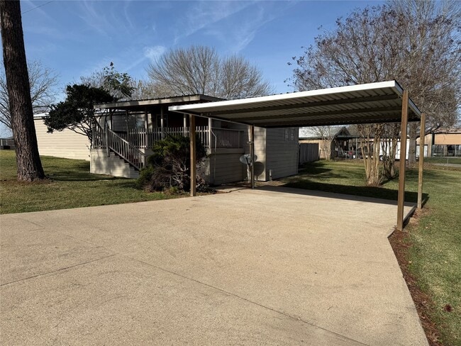 property at 10 Southwood Shores Dr