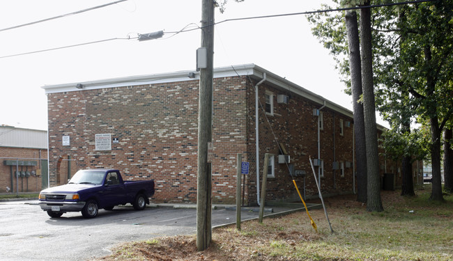 5667 Brickell Rd in Norfolk, VA - Foto de edificio - Building Photo