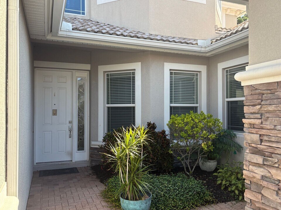 8219 Country Park Way in Sarasota, FL - Building Photo