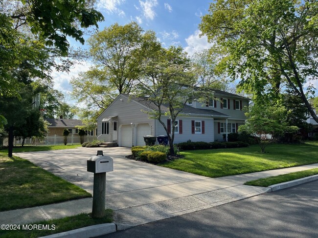 106 Pear St in Ocean Township, NJ - Foto de edificio - Building Photo