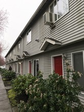 Garden Apartments in Portland, OR - Building Photo - Building Photo