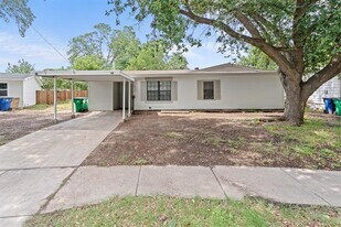 5860 Tracyne Dr in Westworth Village, TX - Building Photo