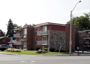 721 Upper James St in Hamilton, ON - Building Photo