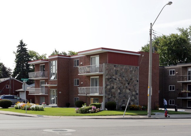 721 Upper James St in Hamilton, ON - Building Photo - Primary Photo