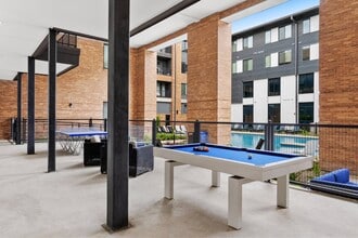 Fivetwo at Highland in Austin, TX - Foto de edificio - Building Photo
