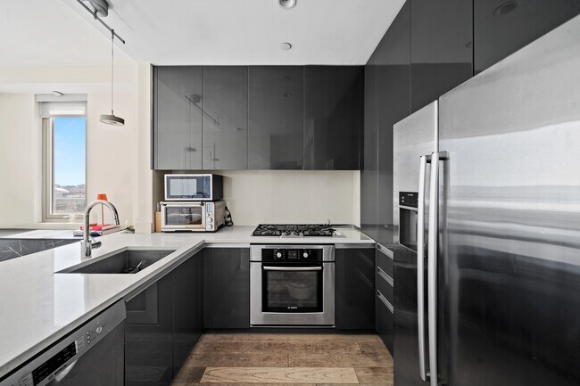 4415 Purves St, Unit 14C in Long Island City, NY - Foto de edificio - Building Photo