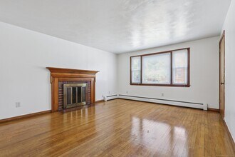 37 Cumberland Rd in West Hartford, CT - Building Photo - Building Photo