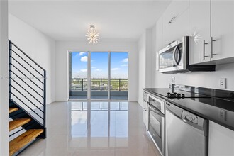 60 SW 13th St, Unit 1805 in Miami, FL - Foto de edificio - Building Photo