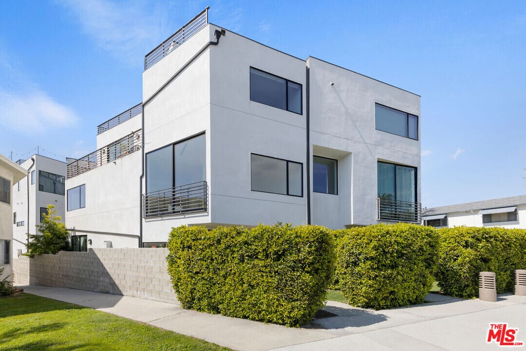 1403 Eagle Vista Dr in Los Angeles, CA - Building Photo