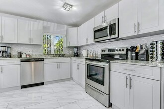 211 SW 4th Ave in Hallandale Beach, FL - Building Photo - Building Photo