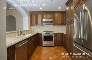 13308 Valleyheart Dr in Los Angeles, CA - Building Photo - Building Photo