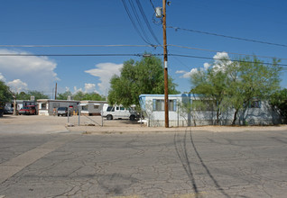 8 Mobile Homes & 5 Apartments in Tucson, AZ - Foto de edificio - Building Photo