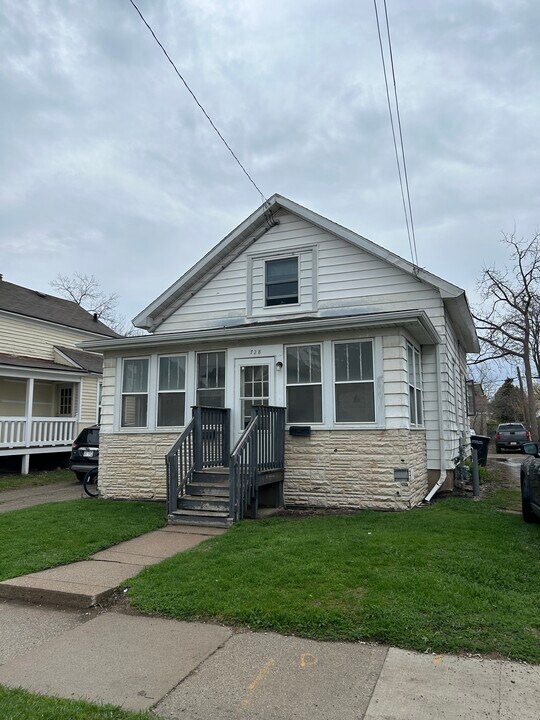 724 Scott Ave, Unit 1 in Oshkosh, WI - Building Photo