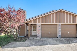 617 S Las Vegas Trail in White Settlement, TX - Foto de edificio - Building Photo