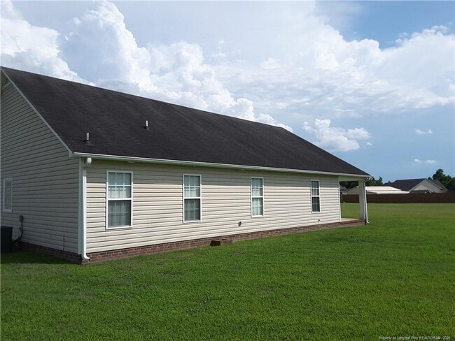 102 Kennedy Dr in Raeford, NC - Building Photo - Building Photo