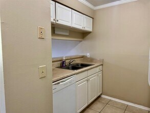 14313 Hanging Moss Cir in Tampa, FL - Building Photo - Building Photo