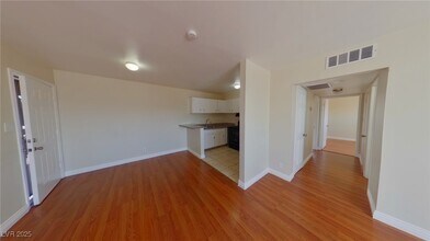 512 North Cir in Las Vegas, NV - Building Photo - Building Photo