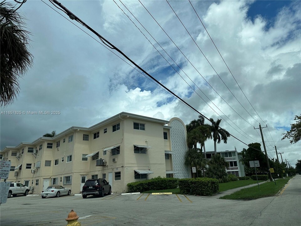 141 NE 10th Ave in Hallandale Beach, FL - Building Photo