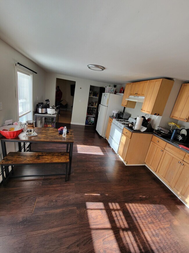 239 Bennington St, Unit #1 in Boston, MA - Building Photo - Building Photo