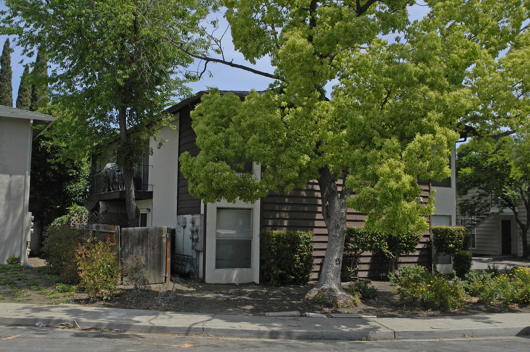 2230 Hillsborough Ct in Concord, CA - Foto de edificio