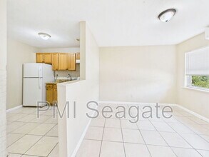 2711 NW 1st St in Pompano Beach, FL - Building Photo - Building Photo