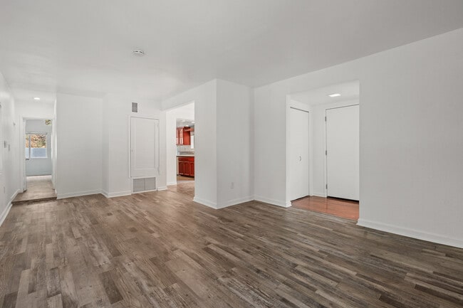 1628 N Beverly Glen Blvd in Los Angeles, CA - Foto de edificio - Building Photo