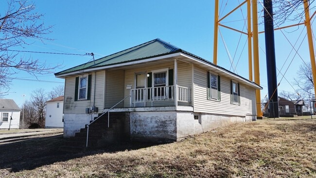 310 E Jackson St in Versailles, MO - Building Photo - Building Photo