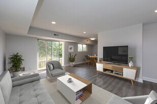 Hamilton Court East Apartments in Bensalem, PA - Building Photo