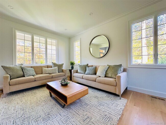 10 Ginny Ln in Hampton Bays, NY - Building Photo - Building Photo