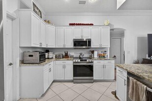 146 Fernwood Crescent in Royal Palm Beach, FL - Building Photo