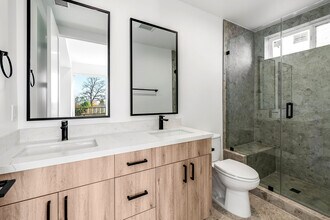 5042 Laurel Canyon Blvd in Valley Village, CA - Building Photo - Building Photo