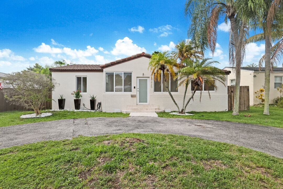 4420 SW 4th St in Coral Gables, FL - Building Photo