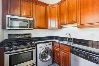 3028 Wisconsin Ave NW in Washington, DC - Foto de edificio - Building Photo