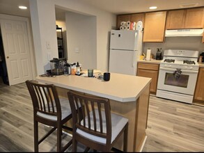 10619 17th Ave SW-Unit -B in Seattle, WA - Building Photo - Building Photo