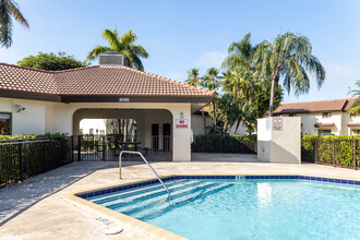 Midway Point Apartments in Miami, FL - Foto de edificio - Building Photo