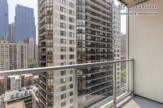 2 W Delaware Pl in Chicago, IL - Building Photo - Building Photo