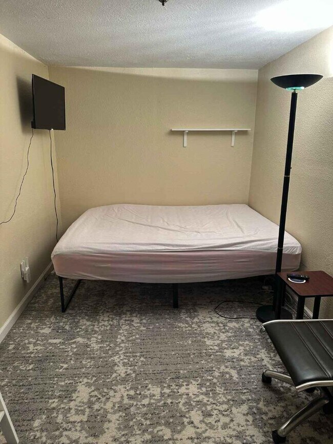 25 Vía Delizia in Hillsborough, CA - Building Photo - Building Photo