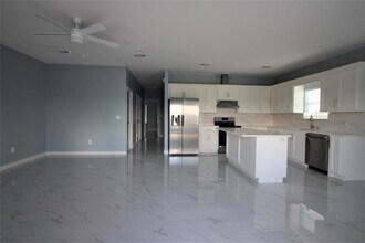 958 County Rd 281 in Alvin, TX - Building Photo - Building Photo