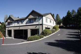 1965 NW Monterey Pines Dr in Bend, OR - Foto de edificio - Building Photo