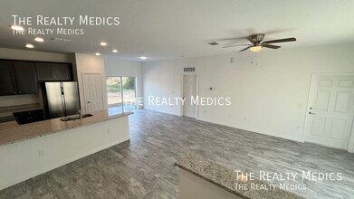 1651 Welland St SE in Palm Bay, FL - Foto de edificio - Building Photo