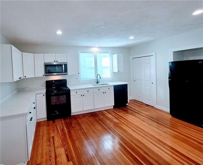 268 1/2 Greenville Ave in Johnston, RI - Building Photo - Building Photo