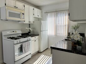 1330 S Wilton Pl, Unit apt 9 in Los Angeles, CA - Building Photo