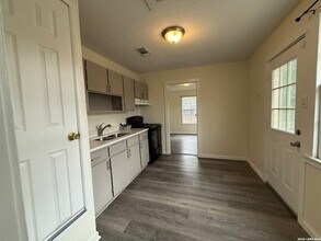 3103 Neptune St in San Antonio, TX - Foto de edificio - Building Photo