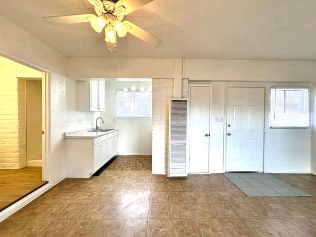 237-243 W Roger Rd in Tucson, AZ - Building Photo - Building Photo