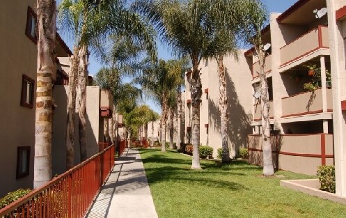 Villa Serena in San Marcos, CA - Building Photo