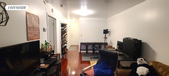 34-30 10th St in Queens, NY - Foto de edificio - Building Photo