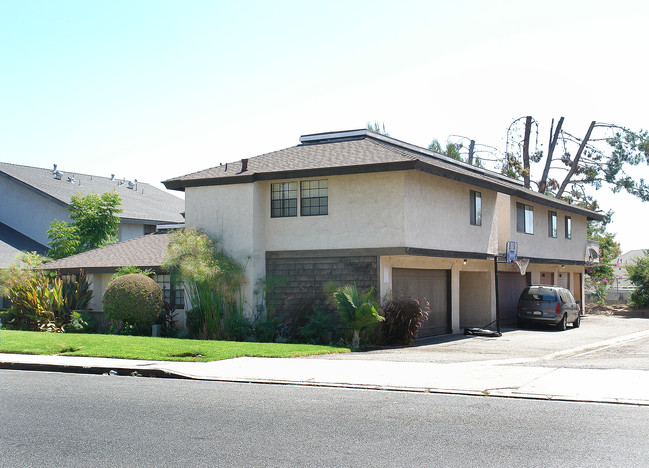 23032 Village Dr in Lake Forest, CA - Foto de edificio - Building Photo