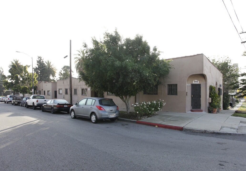 3716-3726 Oakwood Ave in Los Angeles, CA - Building Photo