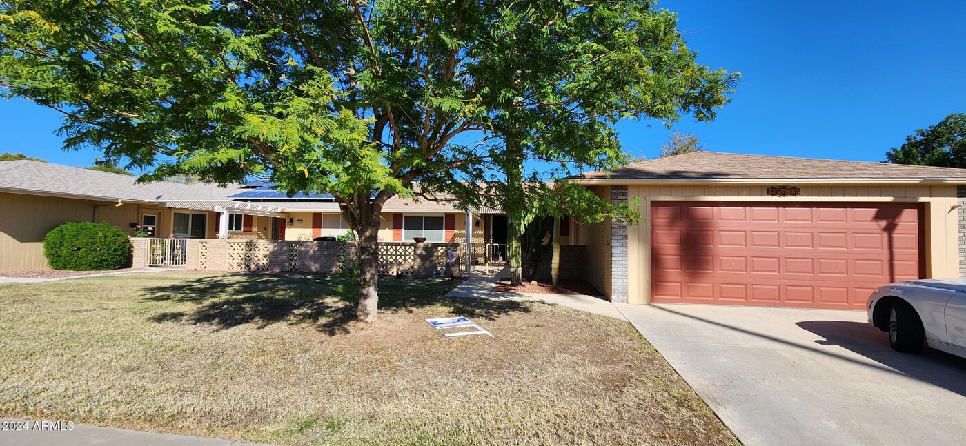 10338 W Kingswood Cir in Sun City, AZ - Building Photo