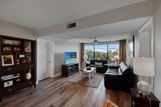 6121 Balboa Cir in Boca Raton, FL - Building Photo - Building Photo